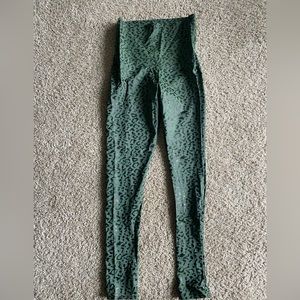 Emily HSU Large Green Leopard Embossed Leggings